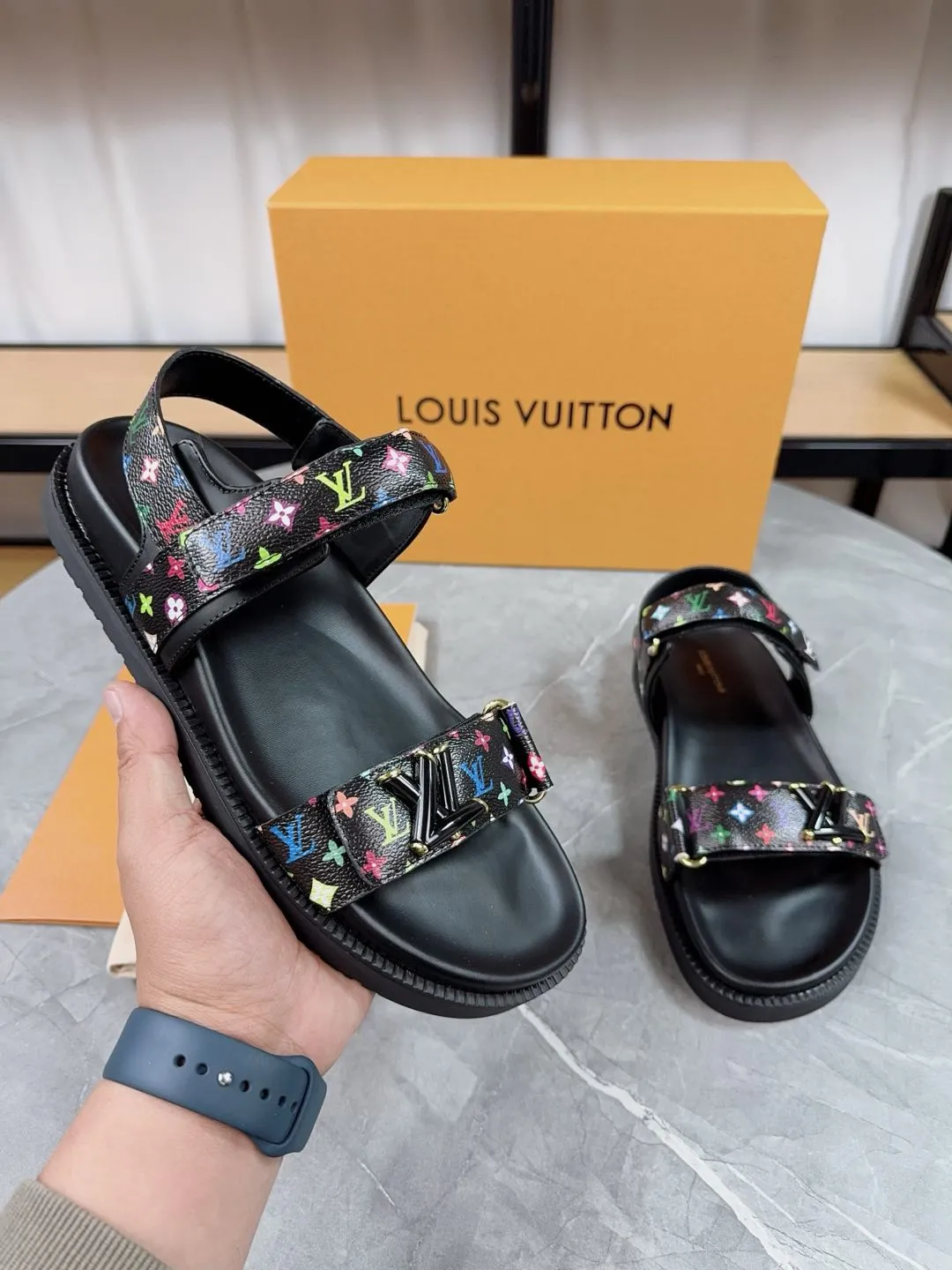👟👟Ex-factory price 460👟👟 🌈LV | Louis Vuitton 🧡💚2025 spring and summer new style top version‼ ️The original version is the same. The counter focuses on the latest new beach shoes. Hard goods are new🆕 ❥Purchase level! Full of high-end feel! A popular model among bloggers at home and abroad, it’s retro and fashionable and looks amazing on your feet! Mainly recommended model on the official website★ ━━━━━ ЅᏇєєt ━━━━━ ▪️Upper: original customized leather ▪️Inner lining: cow lining ▪️Outsole: rubber PU combination high-end outsole ▪️Shoe size: 35-45 (35-45 customized